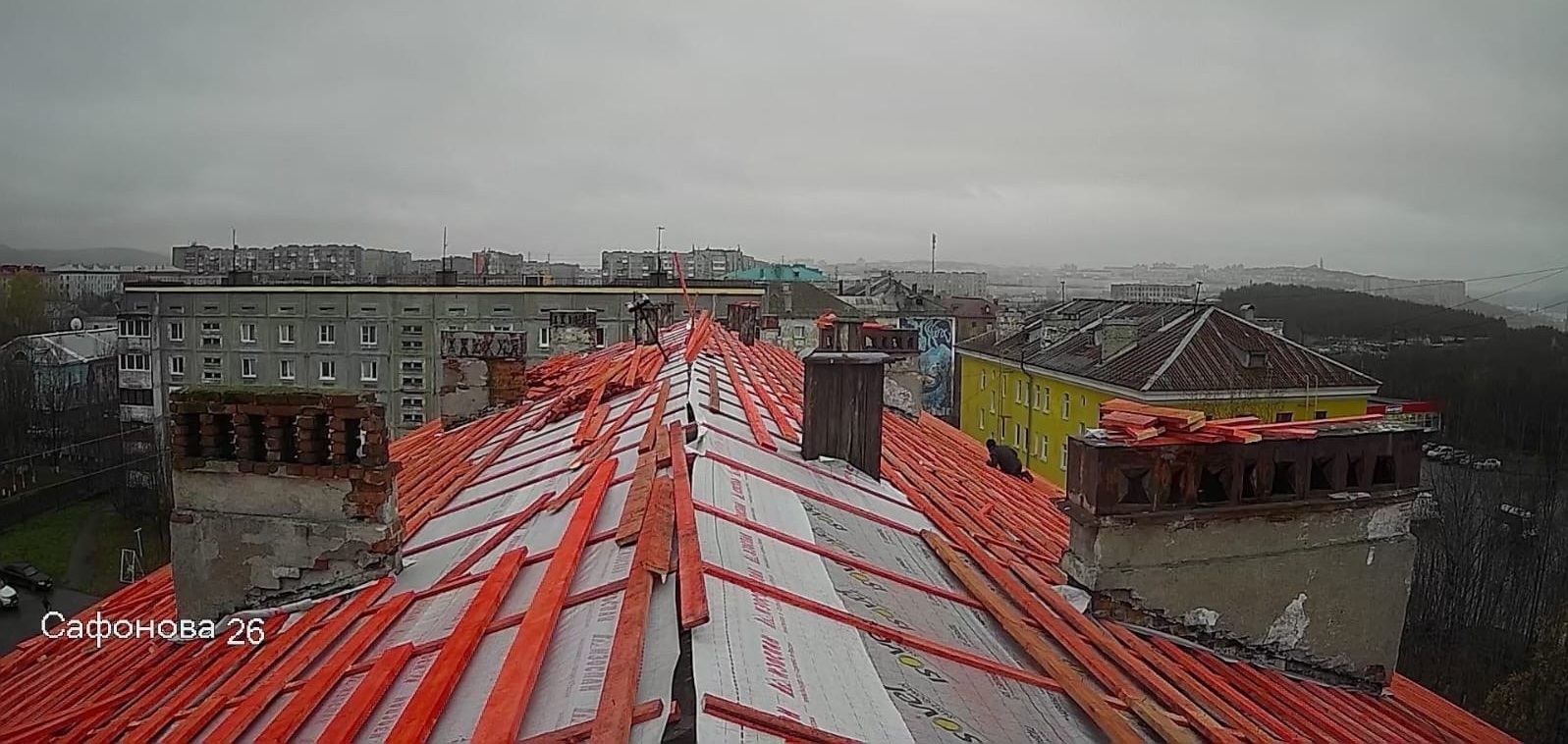 В Мурманске начался капитальный ремонт крыши дома на улице Сафонова