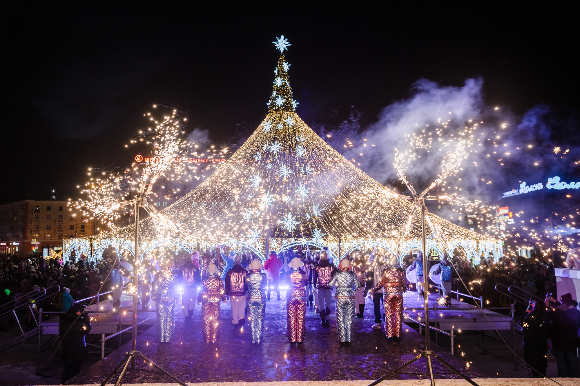 Новогодние огни зажглись на главной елке Кольского Заполярья