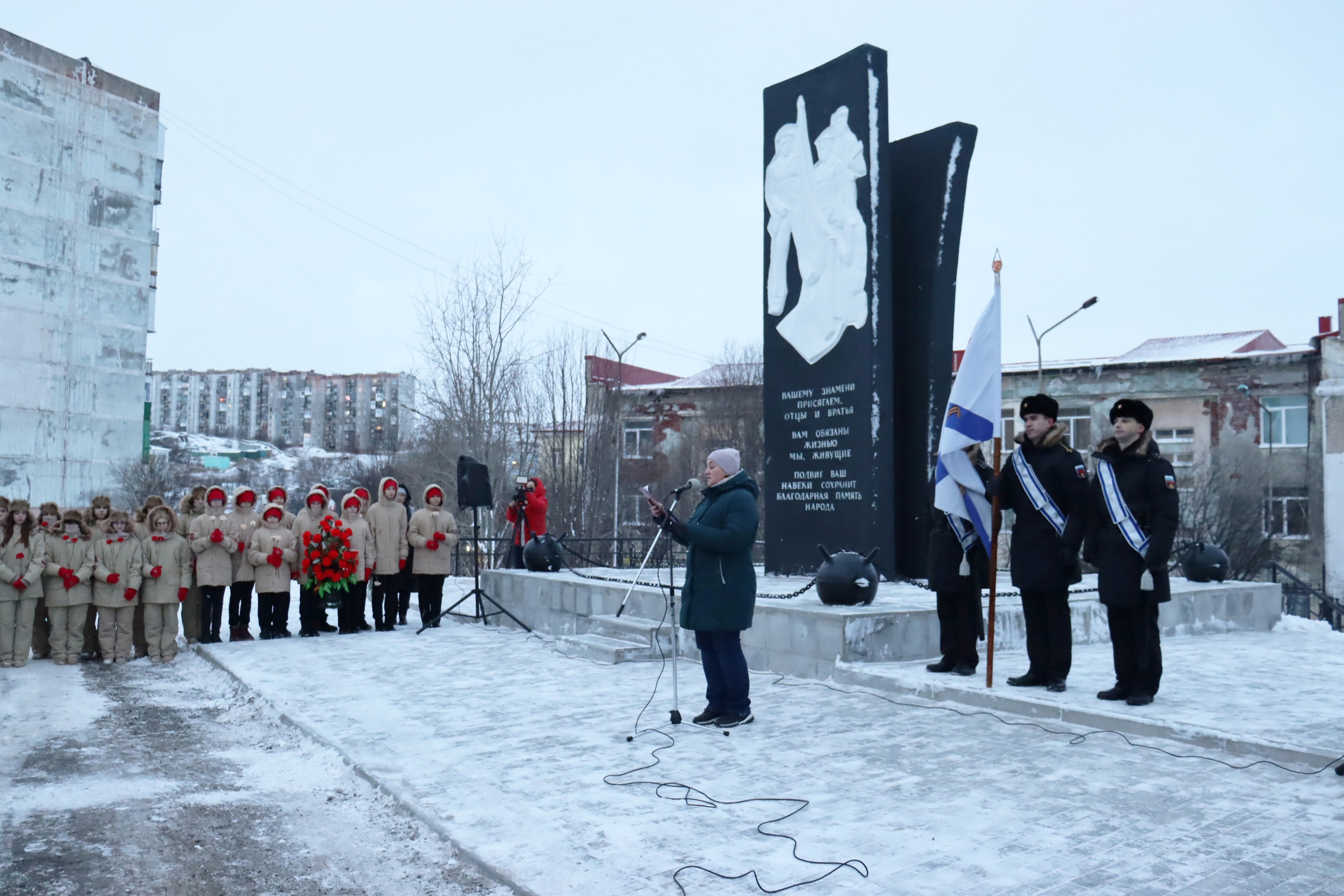 В Полярном открыли обновленный памятник Героям-североморцам