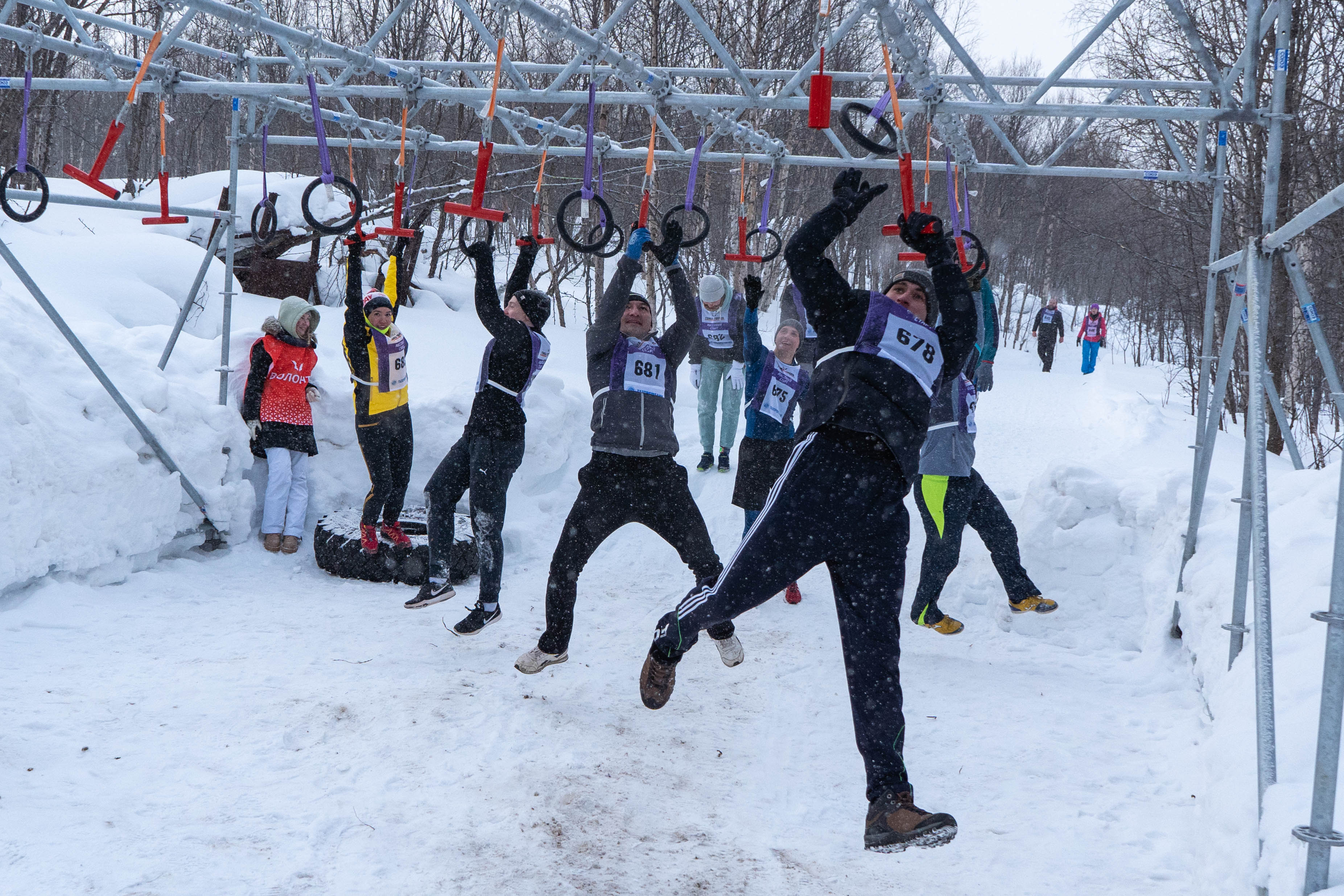 300 спортсменов и любителей приняли участие в первой за полярным кругом «Гонке Героев»