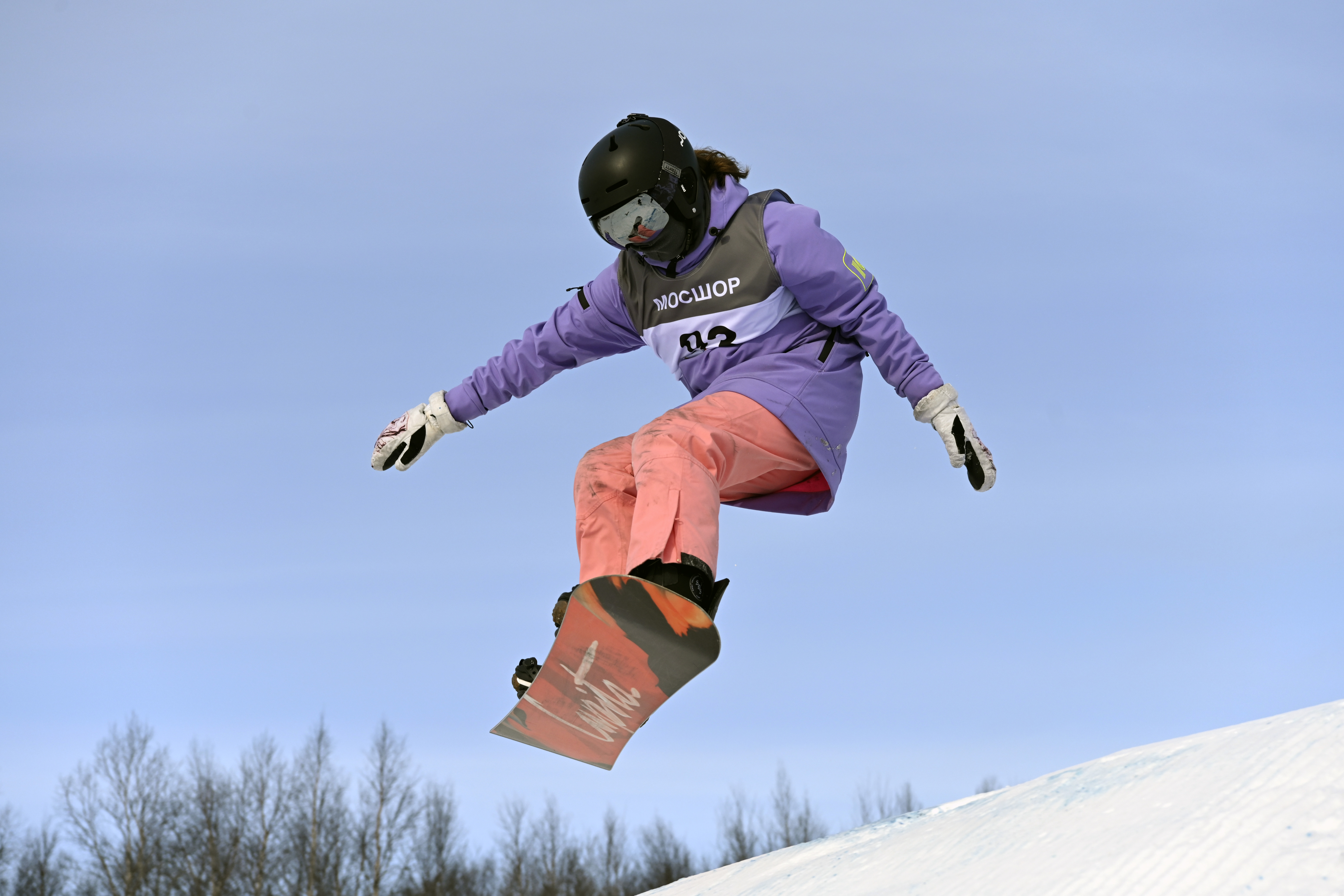 В рамках 63-го Праздника Севера учащихся на Южном склоне в Мурманске состоялись соревнования по сноуборду