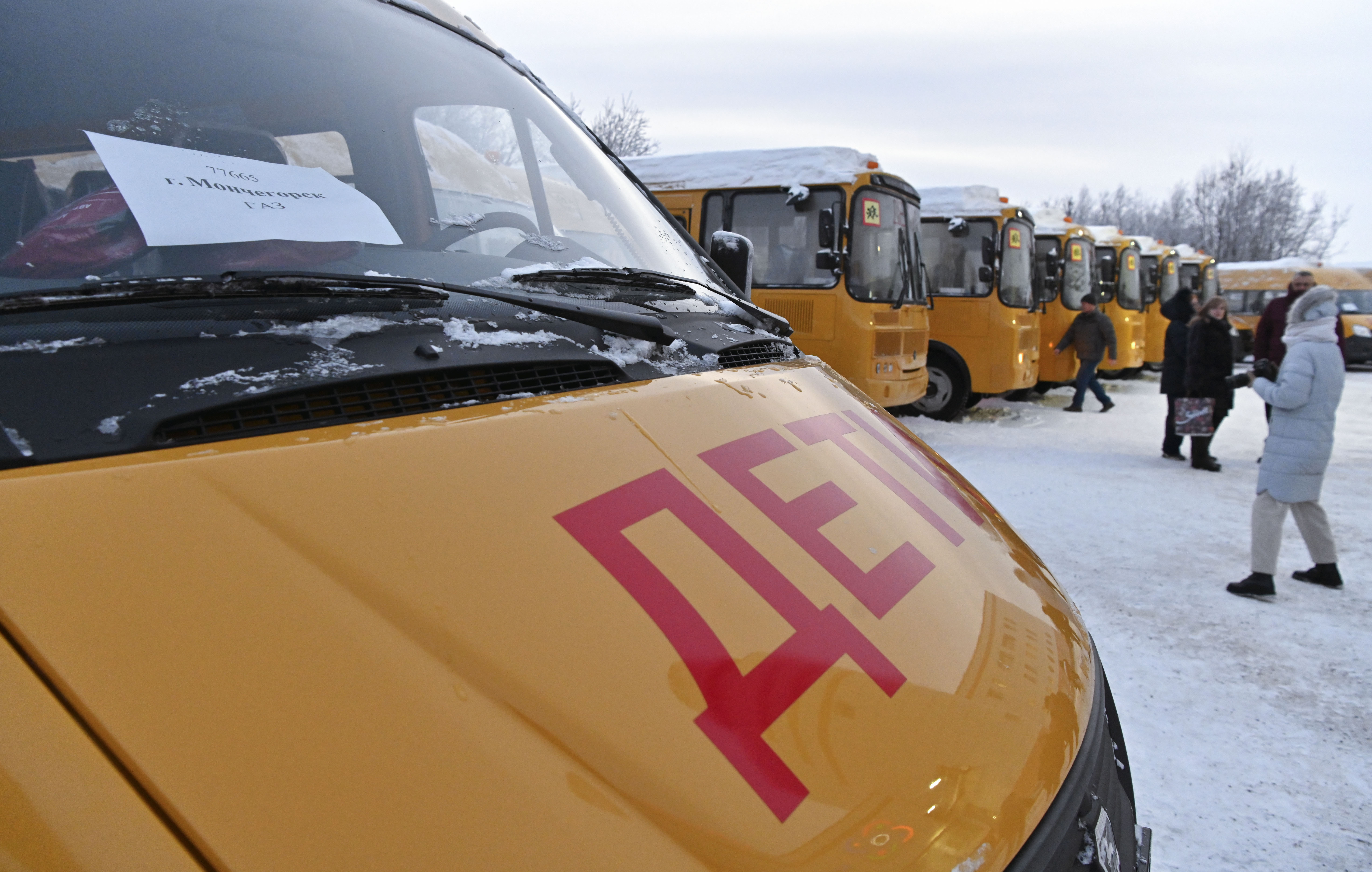 Муниципалитетам Мурманской области передали 12 новых школьных автобусов