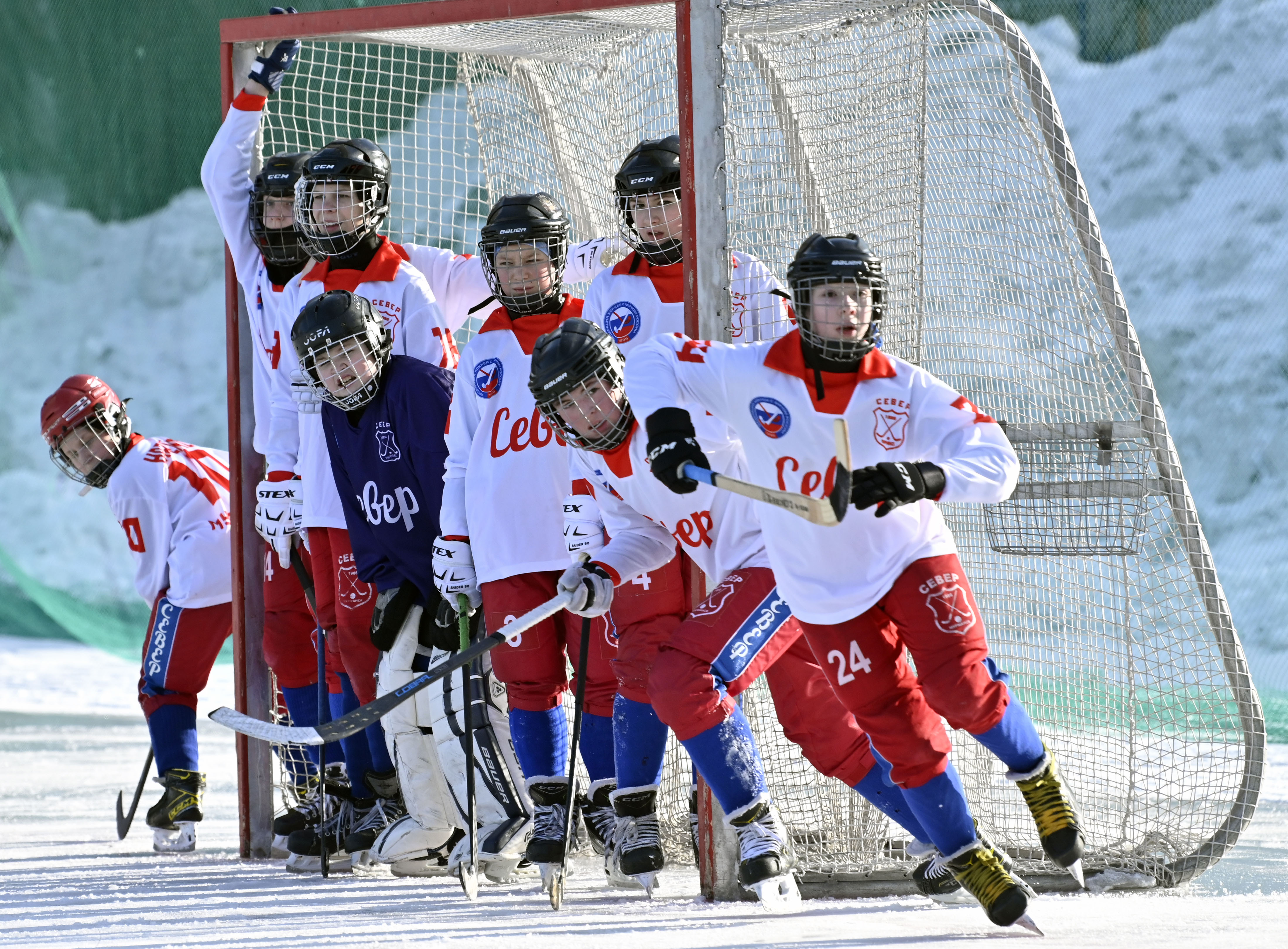 В Мурманске провели соревнования по хоккею с мячом в рамках 64-го Праздника Севера учащихся