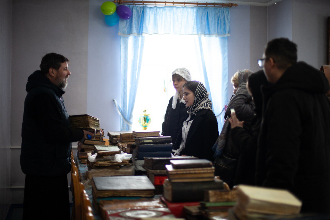 Волонтеры культуры помогут отреставрировать уникальные книги из Свято-Никольского собора