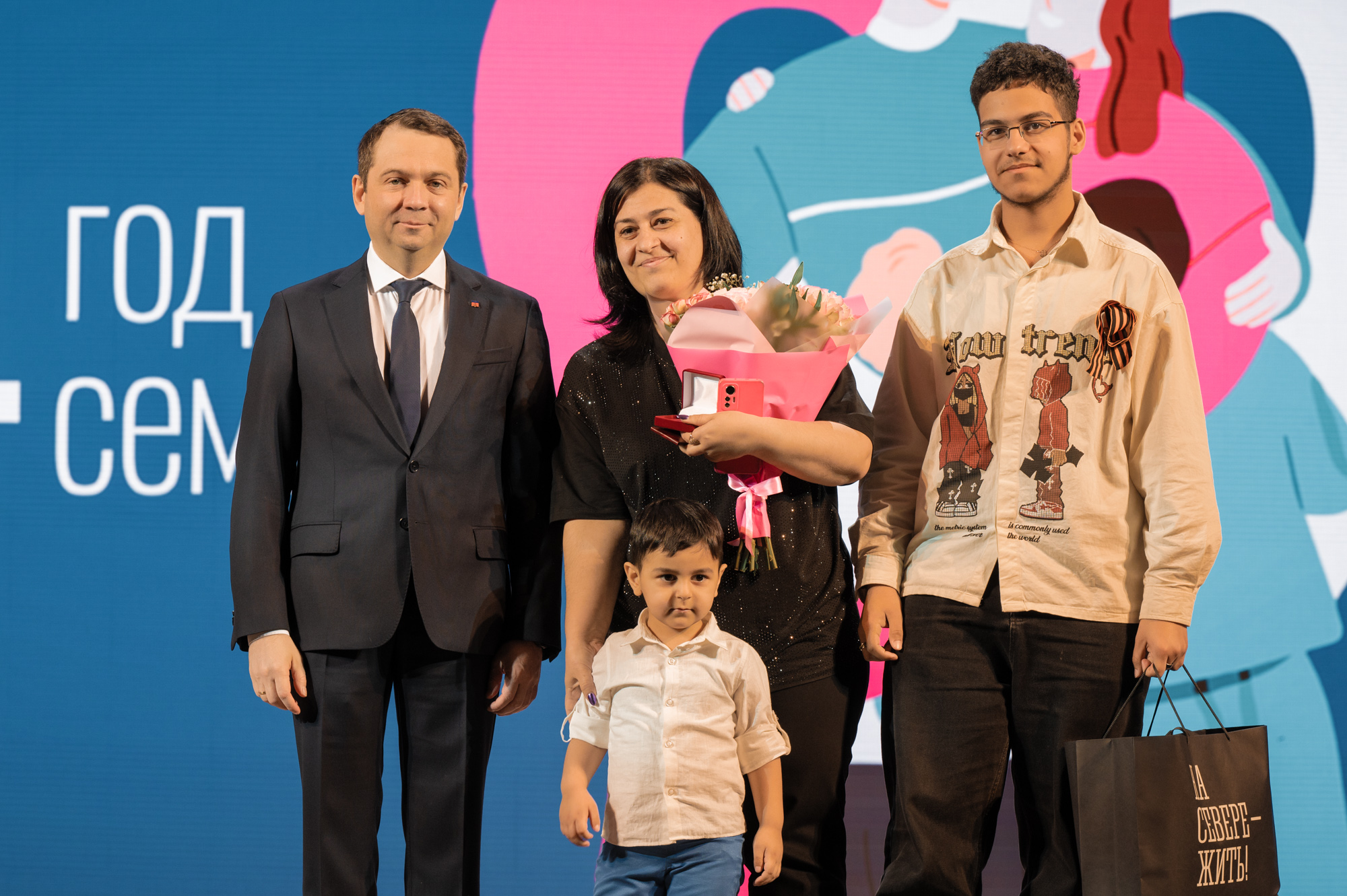 Андрей Чибис вручил заполярным семьям награды за выдающиеся заслуги в воспитании детей