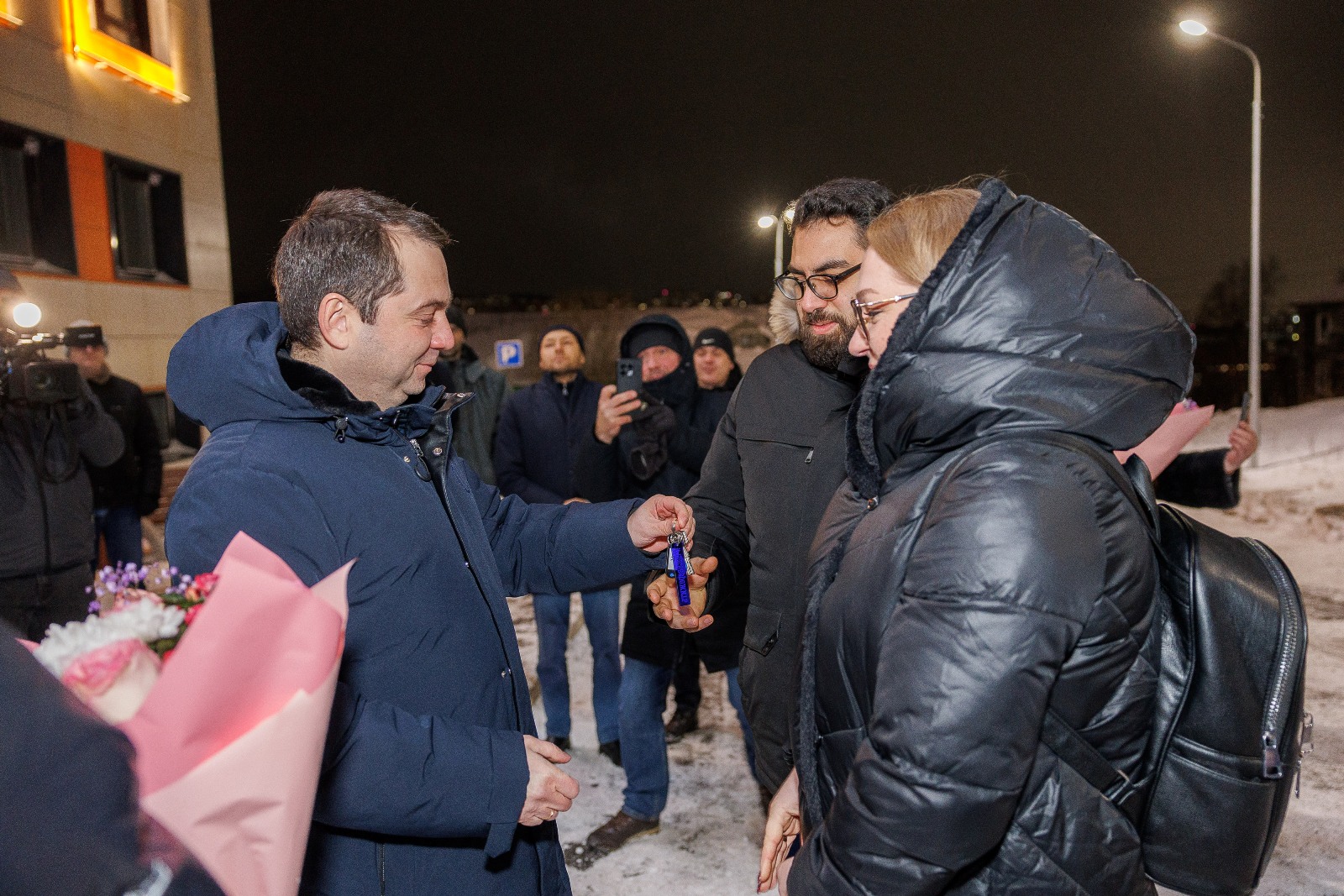 Губернатор вручил ключи от квартир в новом доме медикам и переселенцам из аварийного жилфонда