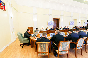 Анатолий Векшин выступил с докладом о приватизации медиками служебных квартир