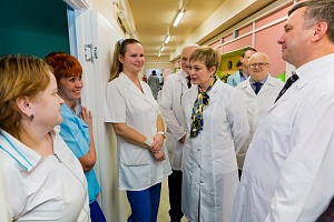 Губернатор Марина Ковтун нанесла визит в хирургическое отделение Мурманской детской клинической больницы