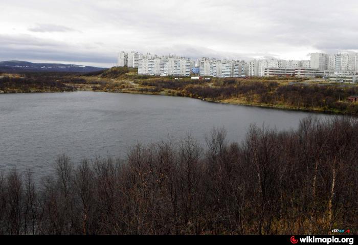 Озеро среднее озерное. Питьевое озеро Мурманск. Парк на озере среднее Мурманск. Озеро чистое город Мурманск. Большое питьевое озеро Мурманск.